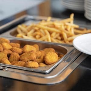 27. Nuggetbox mit Pommes