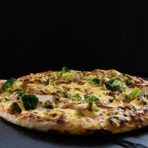 55. Pizza Hawin mit Hähnchenbrust, Brokkoli und Sauce Hollandaise